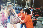重庆：2名外国模特超市偷走两件衣服被拦住(图)