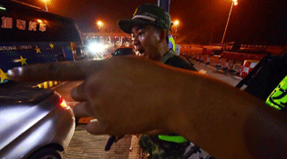 广东边防武警荷枪实弹高速卡口逼停闯关车辆