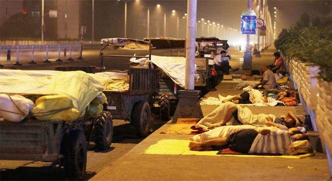 河南洛阳：瓜农进城卖瓜夜宿桥头