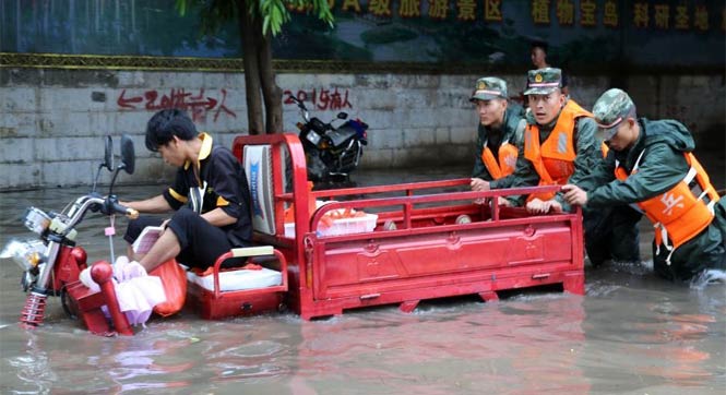 西双版纳发生特大暴雨 武警官兵转移被困民众