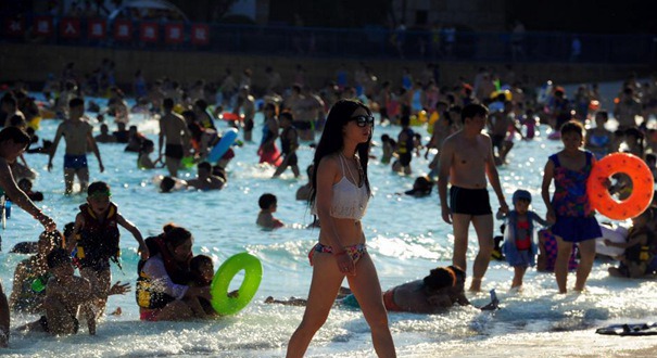 武汉&ldquo;高烧&rdquo;市民戏水纳凉