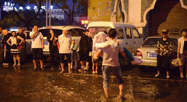 呼和浩特突降大雨 部分路段发生内涝