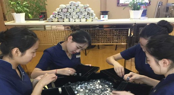 安徽小伙20年攒300斤硬币买钻戒求婚童年玩伴