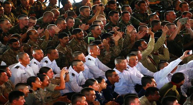 外军参阅官兵与中国官兵举行交流活动