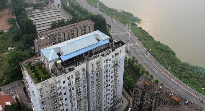 武汉一高楼楼顶违建两层房屋 长达十年无人管