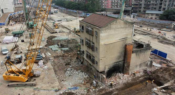 武汉一地铁站施工遇拦路钉子户