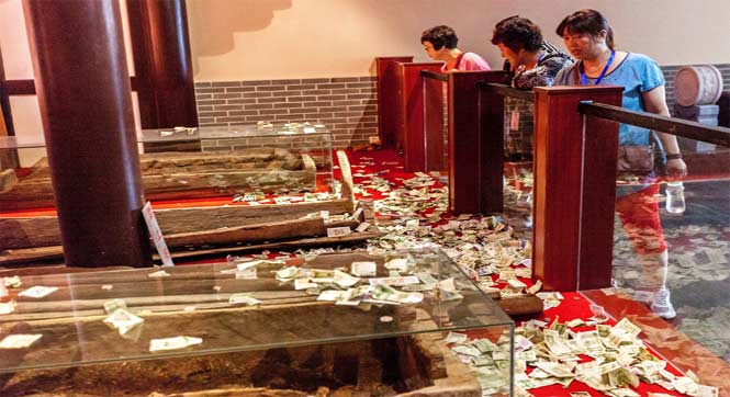 湖北巴人悬棺 游客投放人民币堆积如山