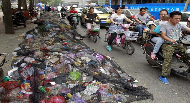 郑州街边现近百米垃圾堆 恶臭难闻市民捂鼻通行