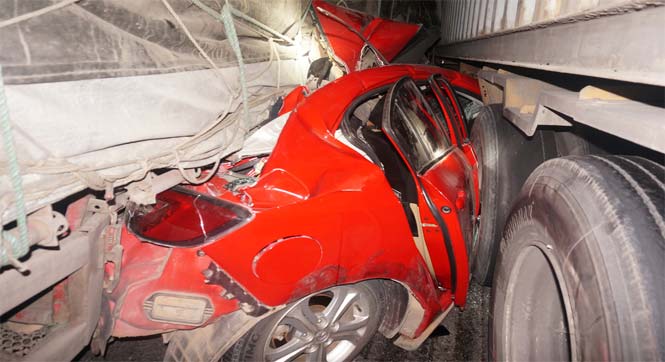 小车被两挂车夹扁 车内五人奇迹生还