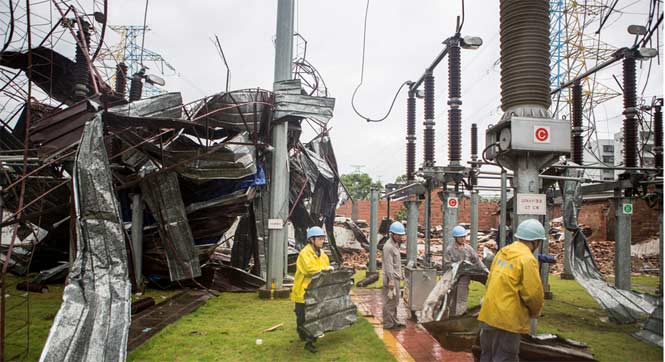 强台风&ldquo;彩虹&rdquo;凶猛袭粤 一片狼藉