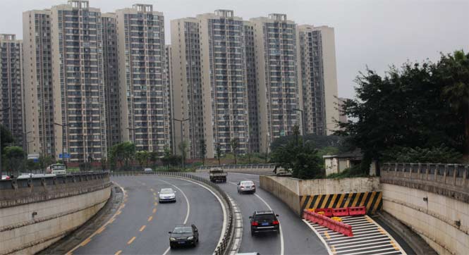 成都快速主干道现&ldquo;钉子户&rdquo; 三车道变一车道