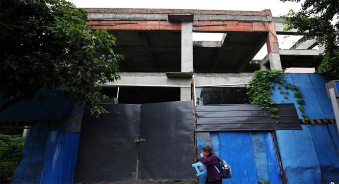 成都最牛违建烂尾楼工地长草 社区清理占用道路