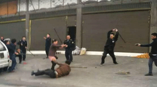 网曝云南运政人员暴力执法 多人持棍棒殴打车主