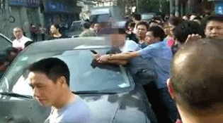 亲生父亲在街头抢回自己孩子被多人包围