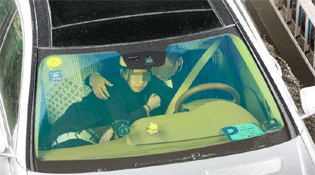 危险驾驶：杭州男女搂着开车被拍下