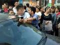 父亲在街头抢回自己孩子 被当人贩子遭多人包围