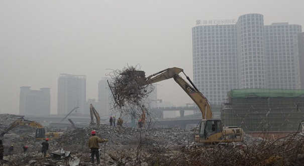 郑州斥资亿元&ldquo;中原之门&rdquo;被拆成废墟 前后对比