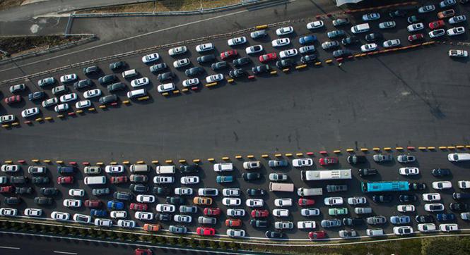 各地陆续迎返程车流 高速现钢铁&ldquo;长龙&rdquo;