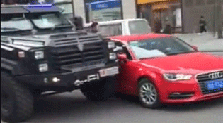 奥迪变道撞到特警防暴车