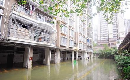 小区逢雨必涝 地下停车场变&ldquo;臭水塘&rdquo;