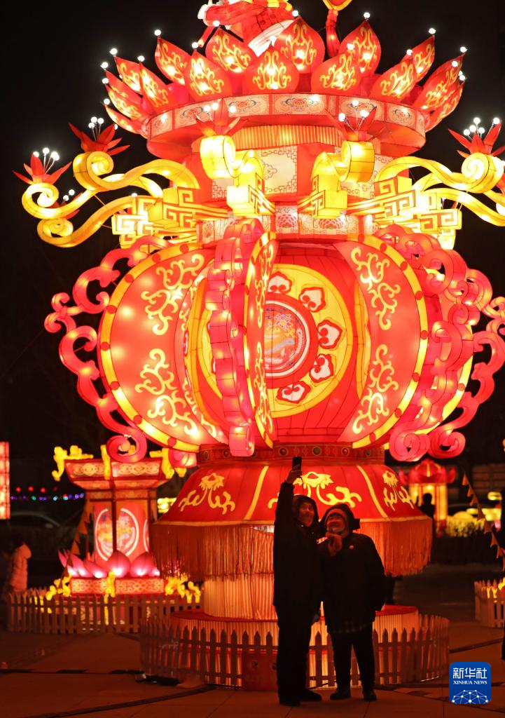 古城花灯红兔儿来迎春