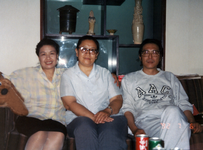 1992李纳,陶斯亮等在石愚画室合影.