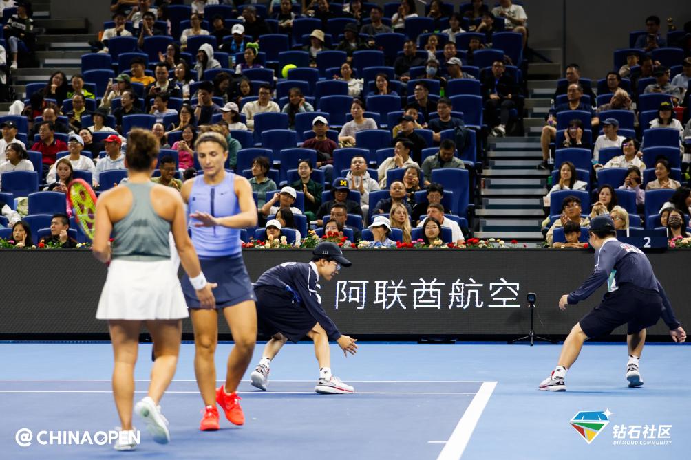 追光丨球场上奔跑的小身影，其实有多专业？-新华网