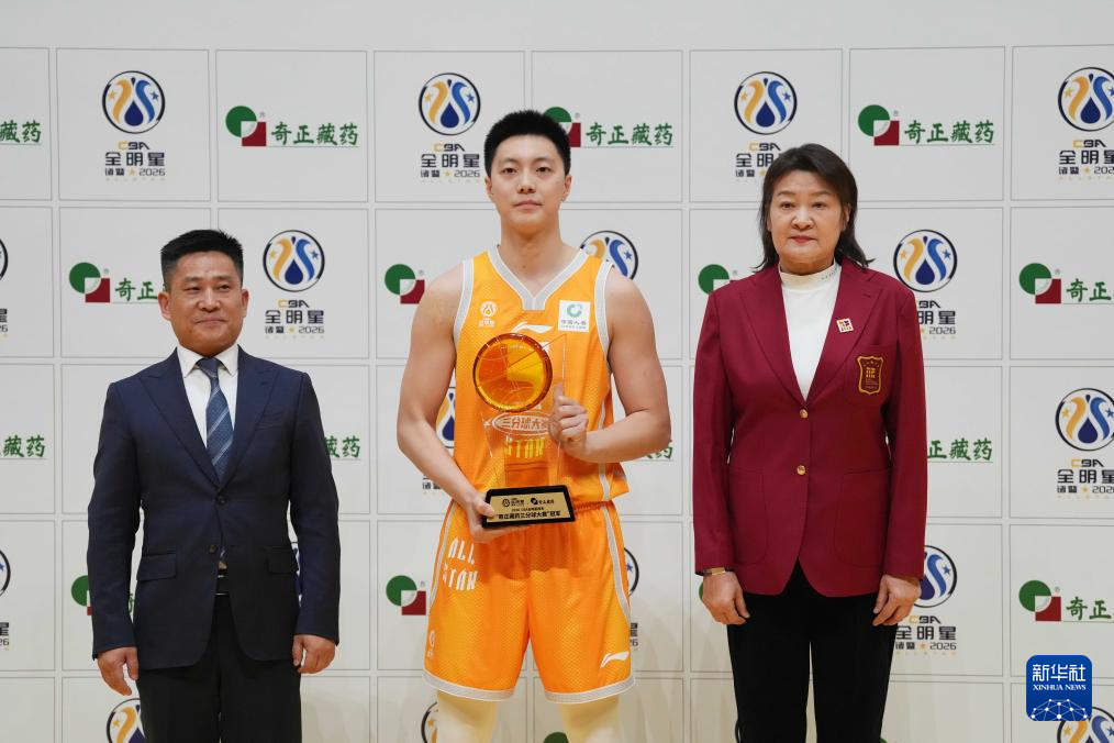 篮球——CBA全明星赛:胡明轩获三分球大赛冠军-新华网