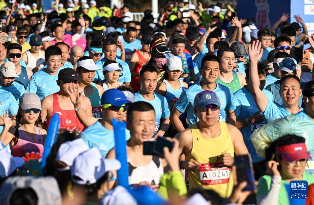 2026新疆伊犁河马拉松开跑-新华网