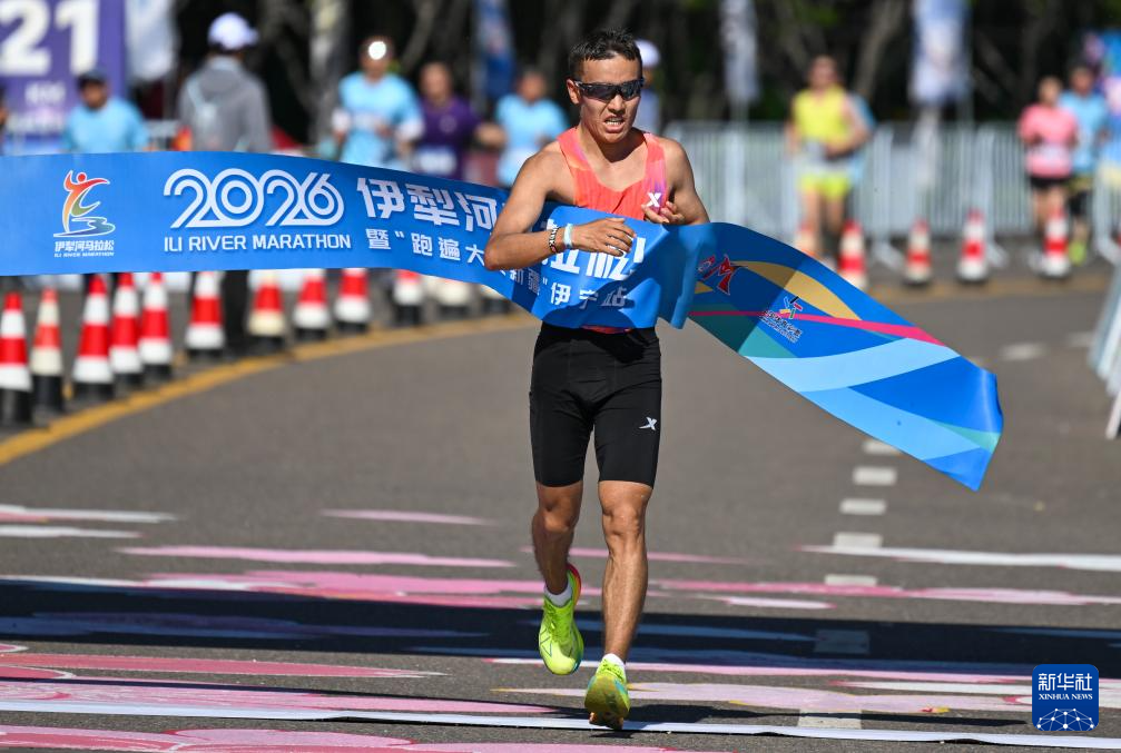 2026新疆伊犁河马拉松开跑-新华网
