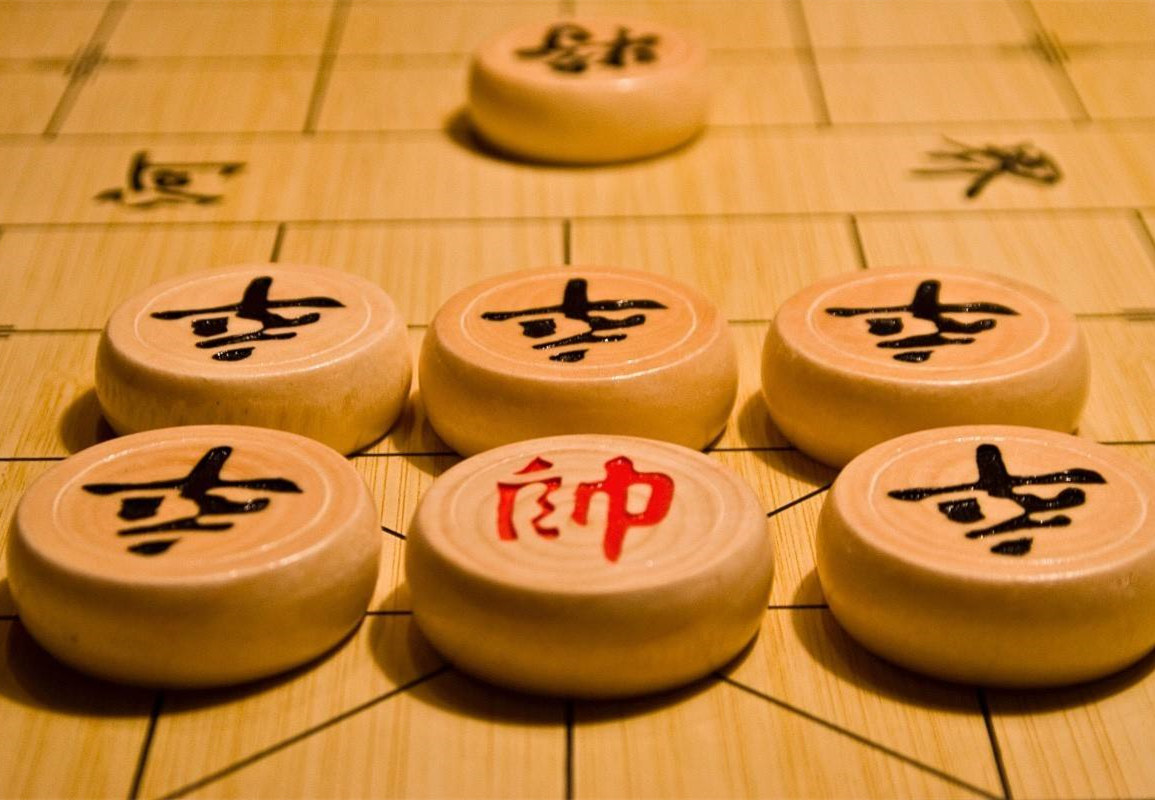 人民日报点赞"郑州老人暴雨中对弈":象棋可以焕发新生机