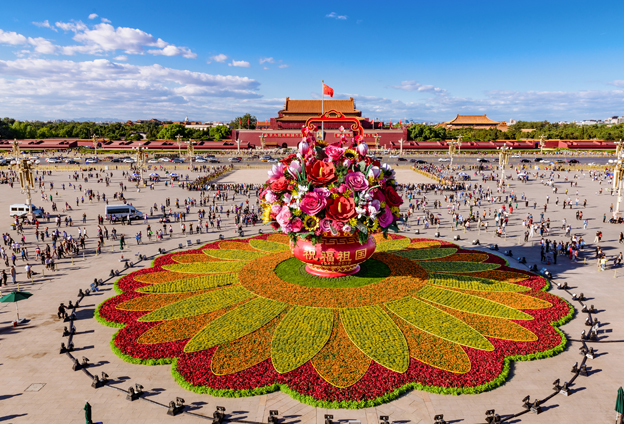 今年天安门广场中心继续布置“祝福祖国”巨型花篮，长安街沿线共布置花坛10处。
