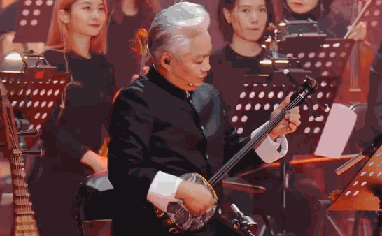 既然要跨年，我们就想做出一个大party的感觉。