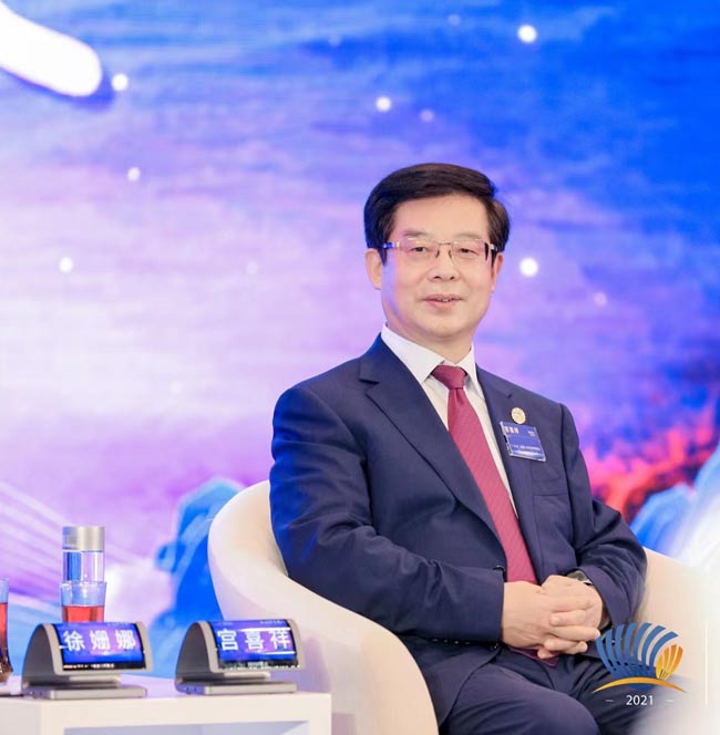 图为新华社党组成员,秘书长宫喜祥