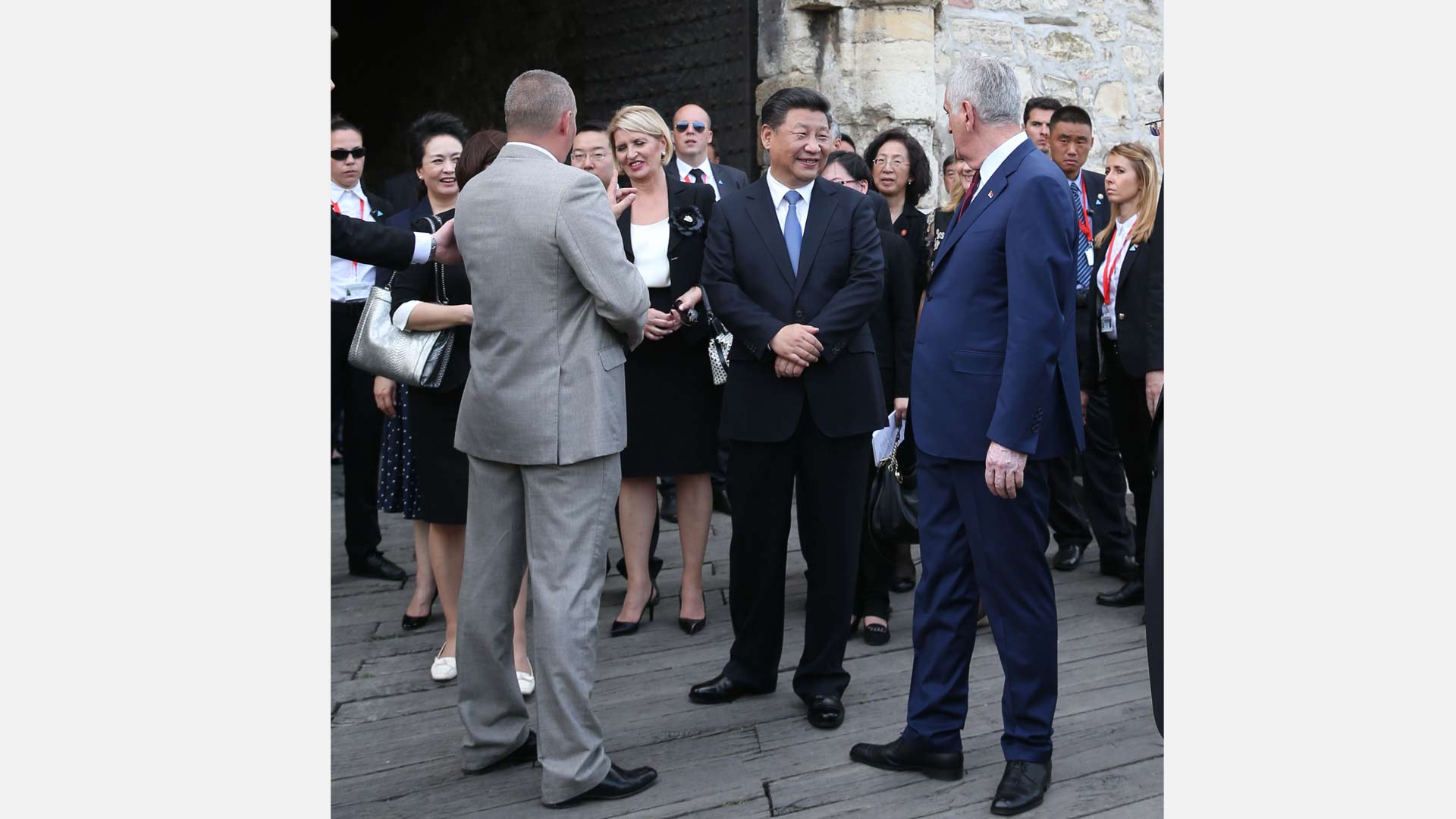 09/14 6月17日,中国国家主席习近平和夫人彭丽媛在塞尔维亚总统