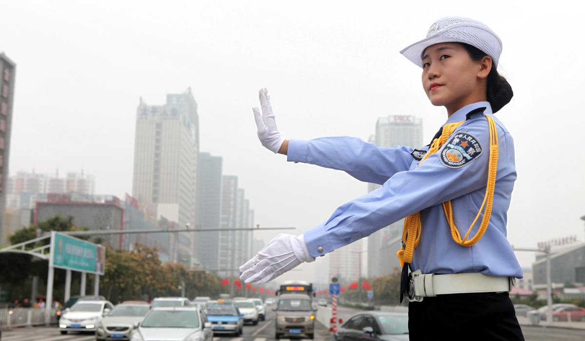河北邯郸市公安局交通警察支队渚河大队民警在指挥交通.