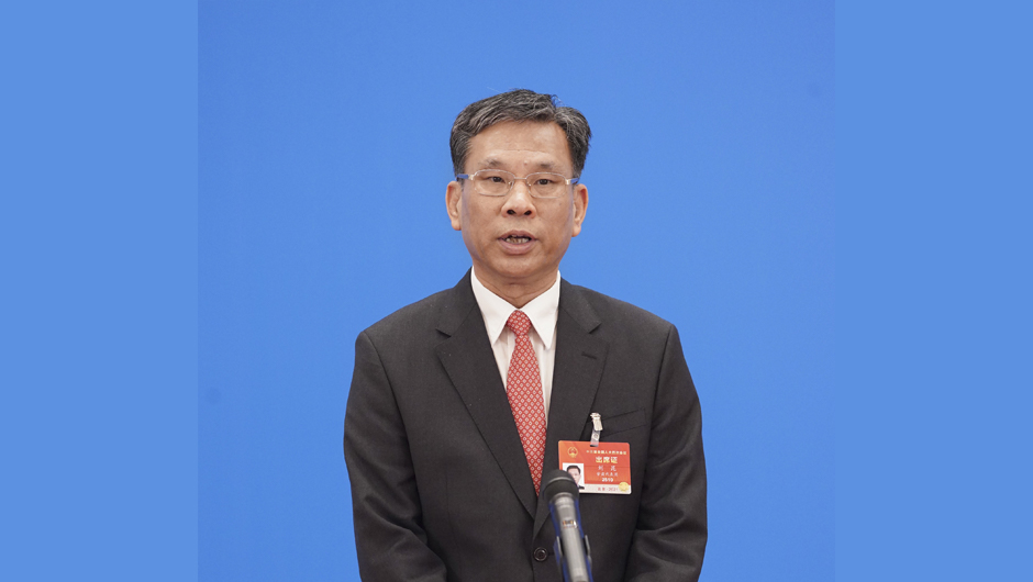 财政部部长刘昆通过网络视频方式接受采访