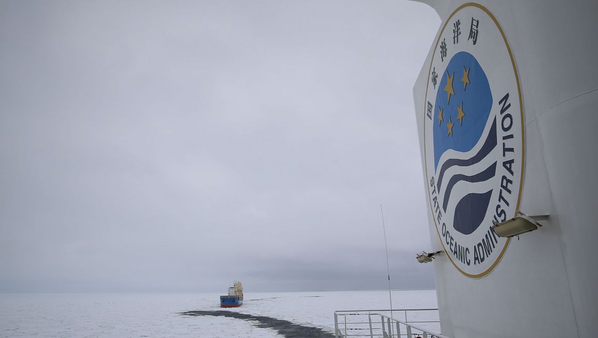 &ldquo;雪龙2&rdquo;号和 &ldquo;天惠&rdquo;轮结伴破冰航行