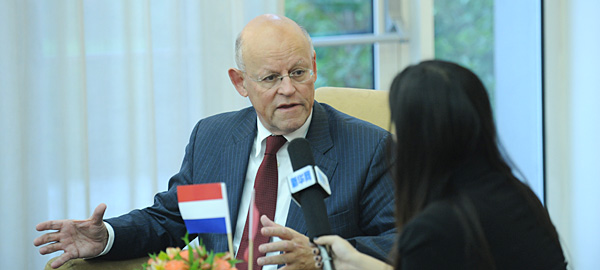 罗森塔尔接受新华网记者采访