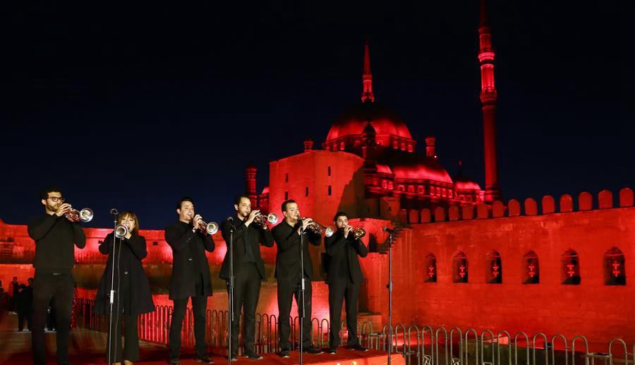 &ldquo;中国红&rdquo;海外闪烁 庆春节年味正浓