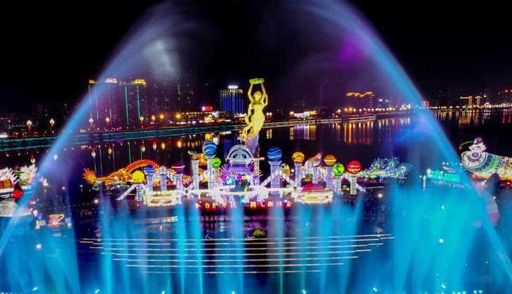 四川雅安：熊猫灯会亮灯