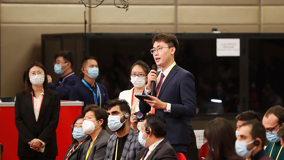 记者在分会场提问