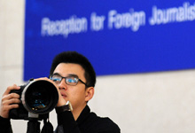 现场记者做准备工作