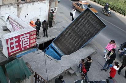 合肥一货车压断水泥板掉入暗河