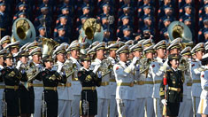 阅兵现场：解放军千人军乐团合唱团奏唱抗战经典歌曲