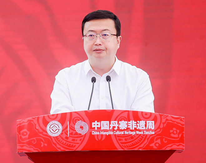 黔东南州委副书记,州长罗强致辞.