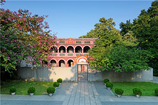 一副游客中心,主游客中心位于翠亨大道45号,副游客中心位于孙中山故居