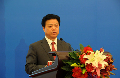 岳阳市人民政府市长盛荣华做主题演讲