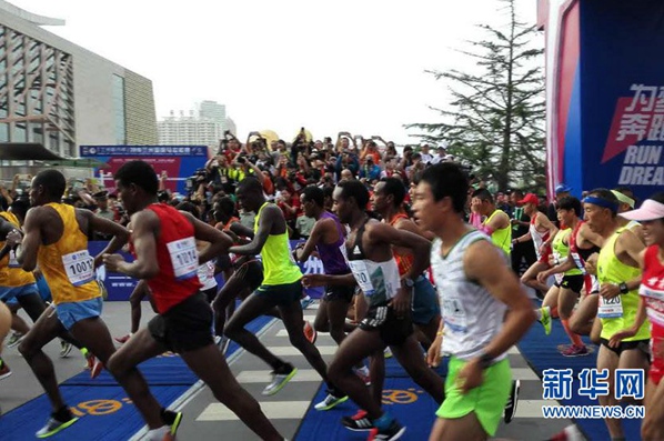2016兰州国际马拉松赛开跑