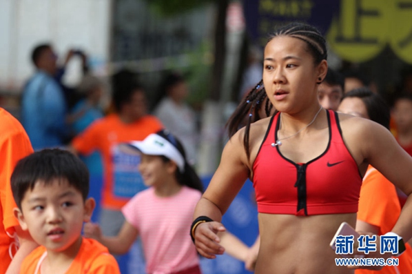 兰马现场：许多小朋友参与马拉松比赛
